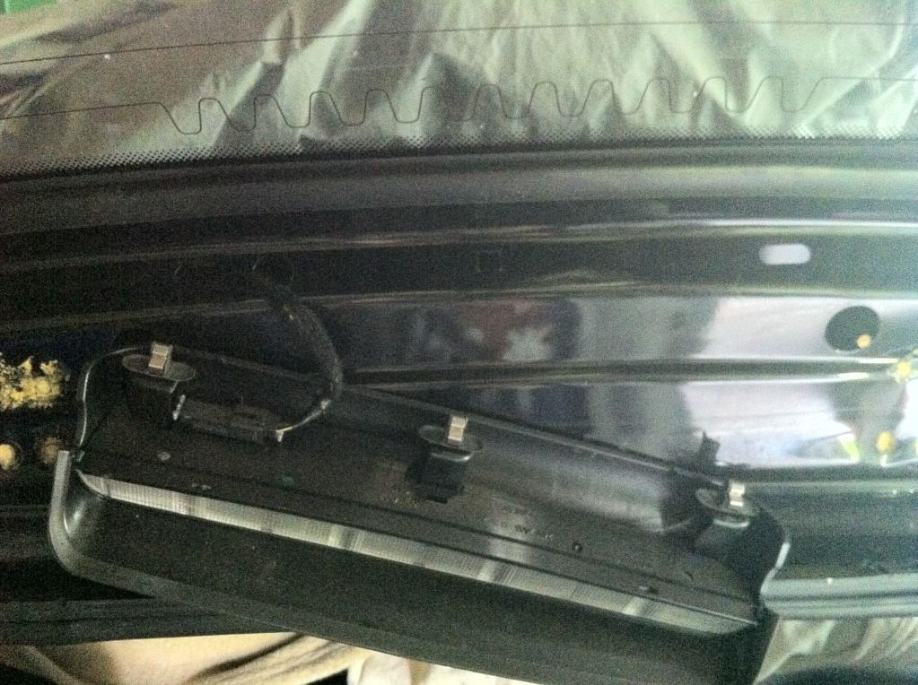 guide for removing/refitting of a corsa c tailgate/boot/boot lock