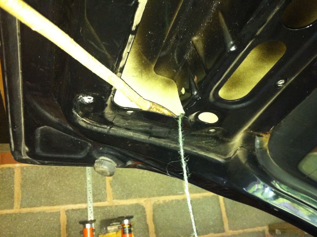 guide for removing/refitting of a corsa c tailgate/boot/boot lock