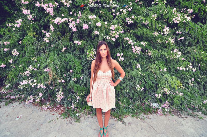 Outfit vestido rosa. Fondo de flores