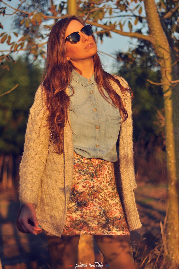 falda y camisa de jeans con botines y jersey de lana '