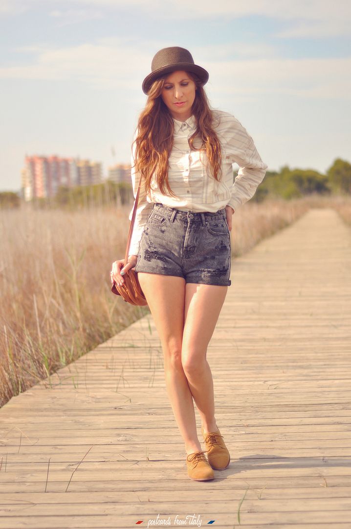 Camisa de rayas y short de tiro alto de pull & bear