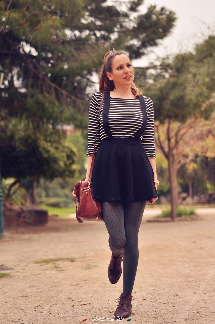 Pichi negro con camiseta a rayas y medias a lunares de calzedonia'