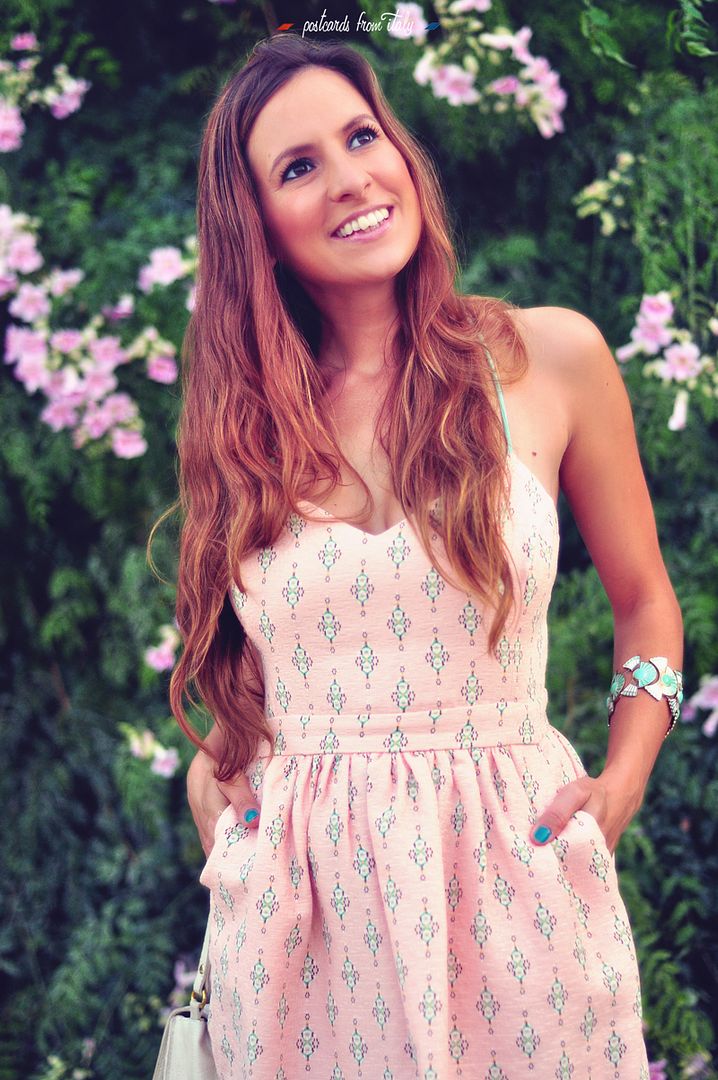 Outfit vestido rosa. Fondo de flores
