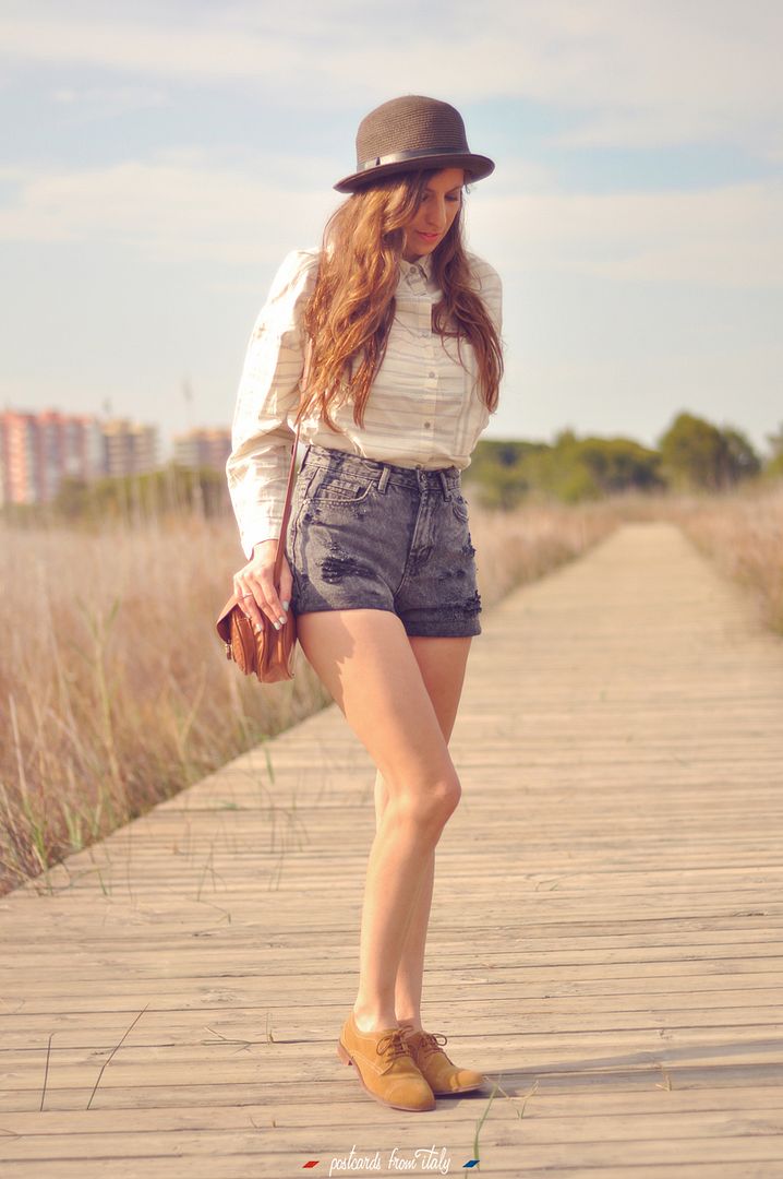 Camisa de rayas y short de tiro alto de pull & bear