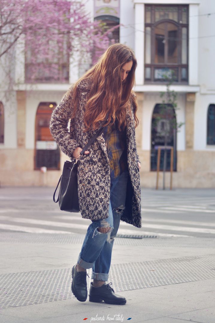 Outfit jeans boyfriend, camisa a cuadros y medias de rejilla (fishnet stocking).