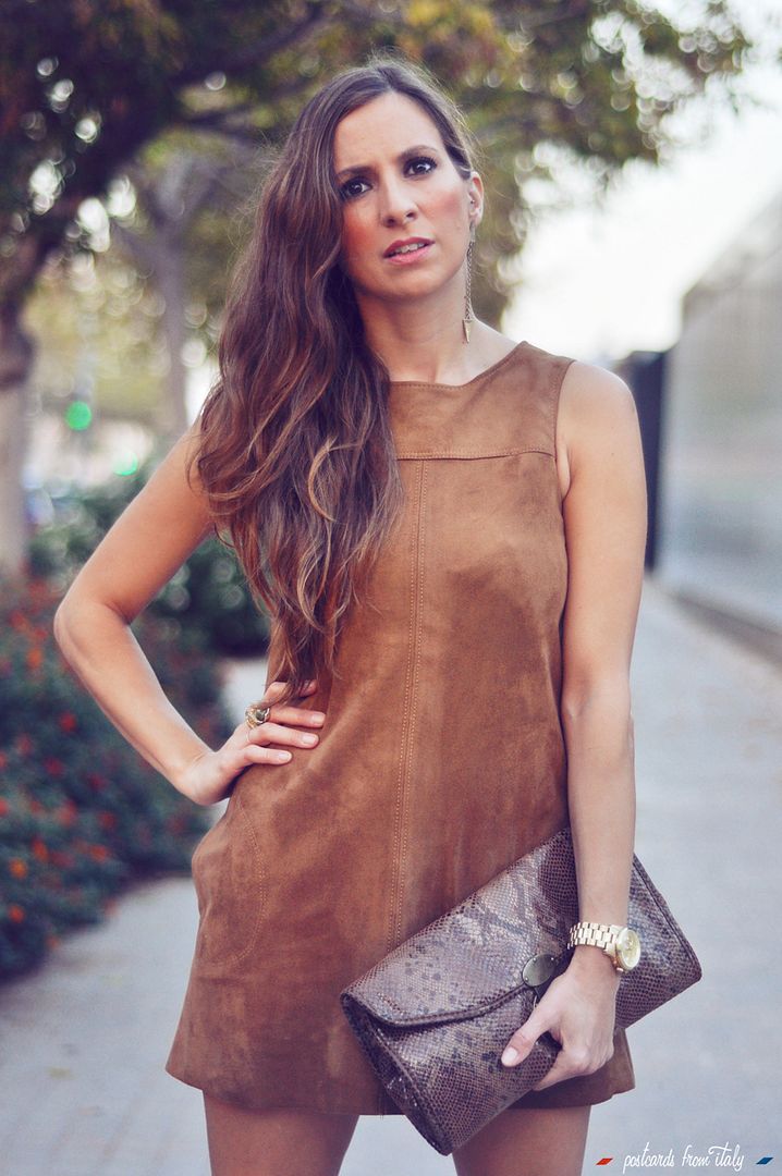 Vestido de ante de Zara con bolso de piel de serpiente'