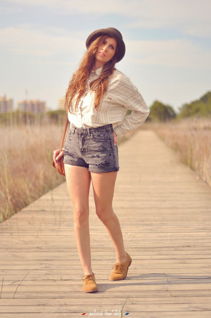 Camisa de rayas y short de tiro alto de pull & bear