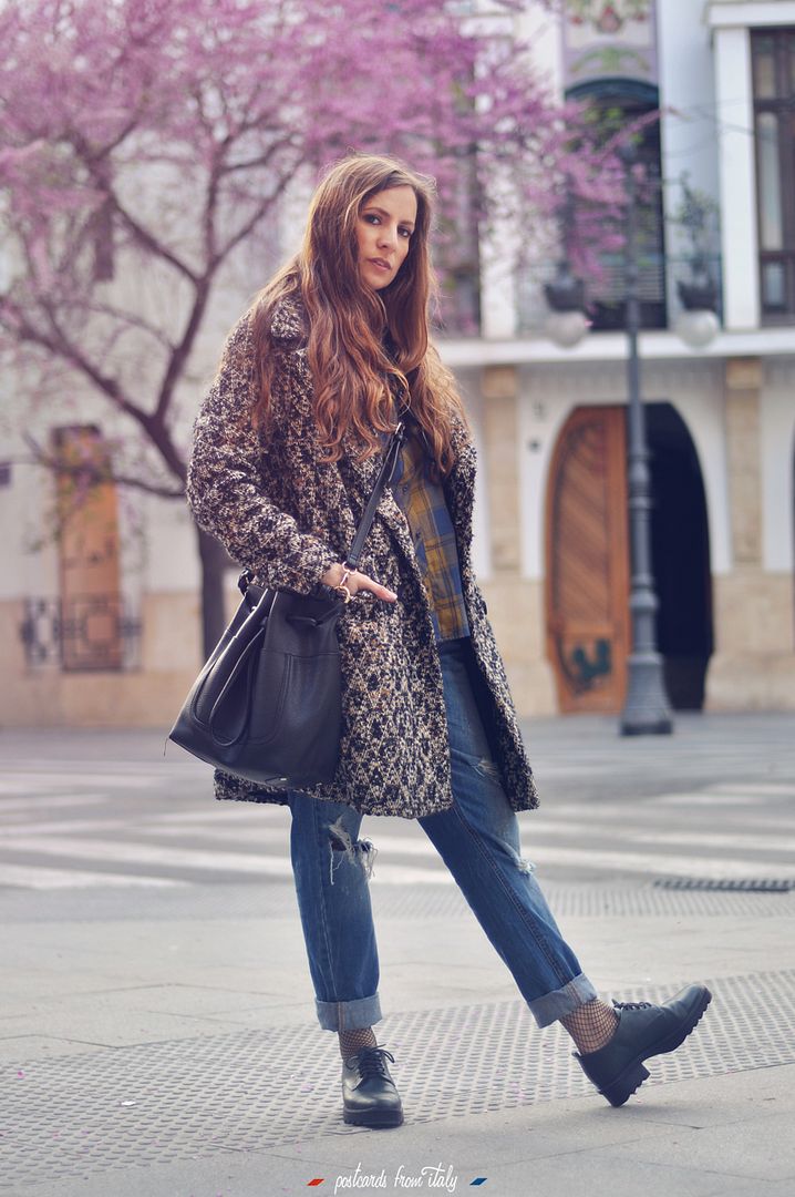 Outfit jeans boyfriend, camisa a cuadros y medias de rejilla (fishnet stocking).