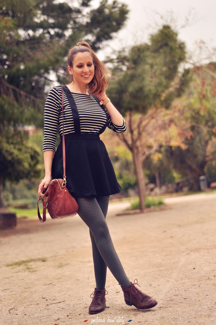 Pichi negro con camiseta a rayas y medias a lunares de calzedonia'
