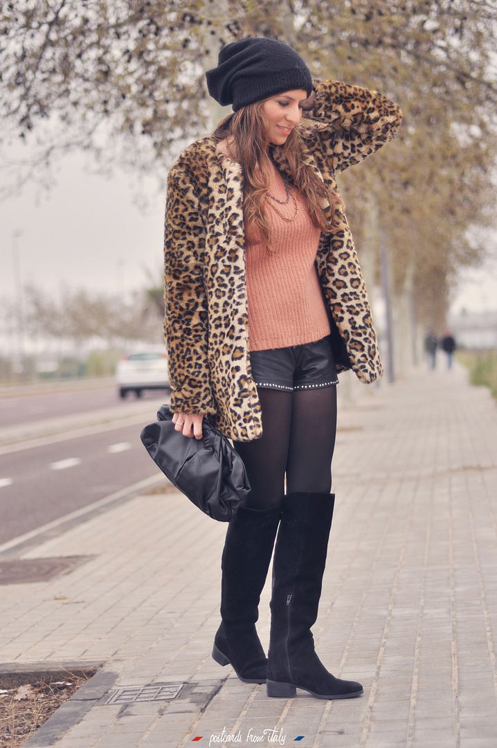 Estilo boho, abrigo de leopardo con botas altas y short polipiel.'