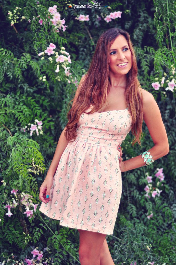 Outfit vestido rosa. Fondo de flores