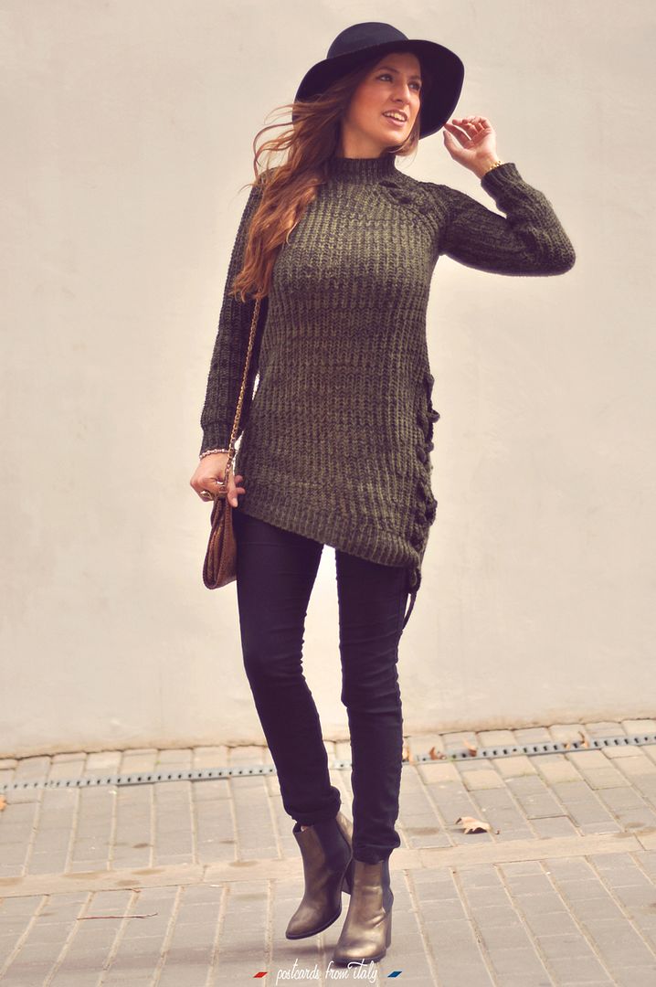Outfit de jersei trenzado verde, sombrero negro y botines metalizados