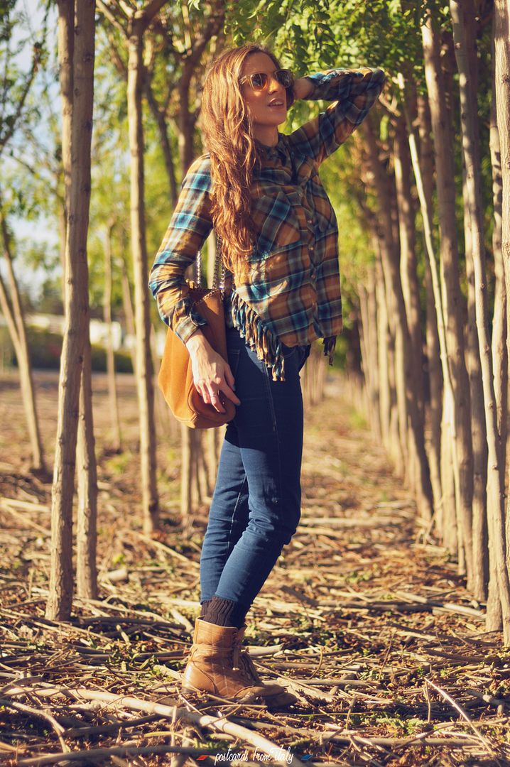 Camisa de cuadros y flecos de Pull&Bear. Gafas Rayban ice pops'