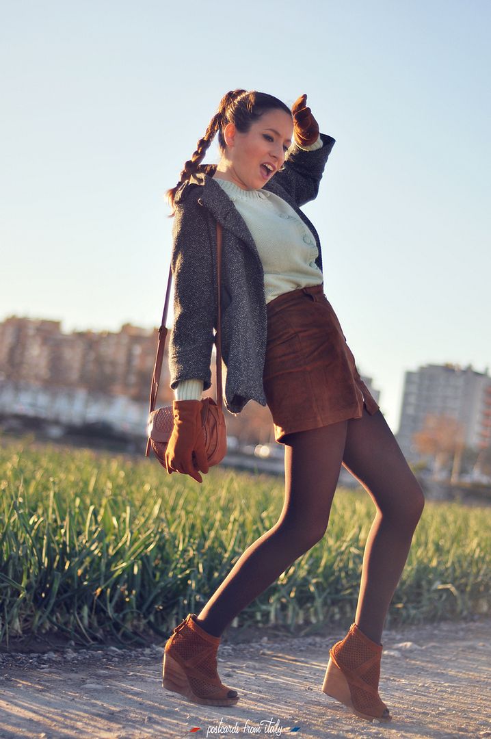 Falnda de ante marrón de pull&bear y jersey de bolitas de pepa loves estilo setentero.'