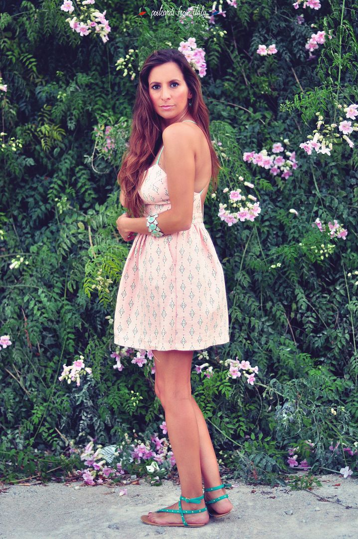 Outfit vestido rosa. Fondo de flores
