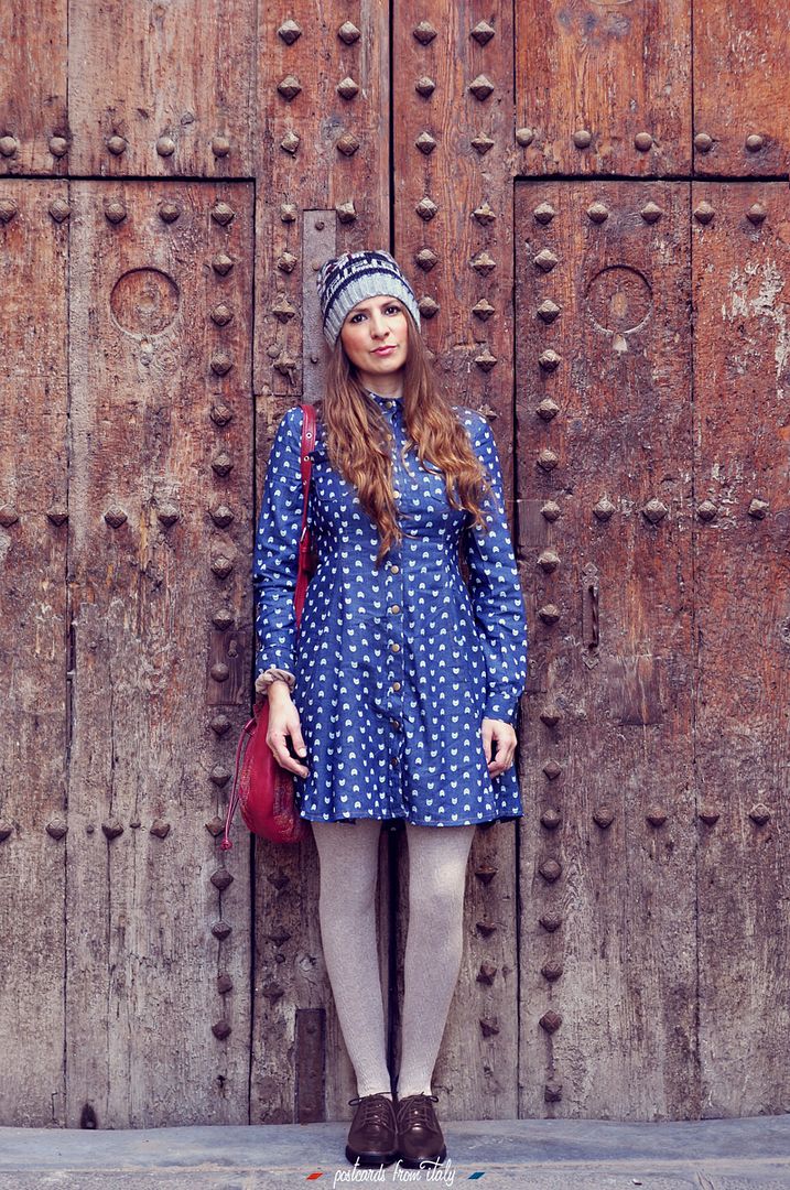 Outfit con vestido cat denim de Minueto y gorro de lana. Denim cat dress of Minueto and woolly hat