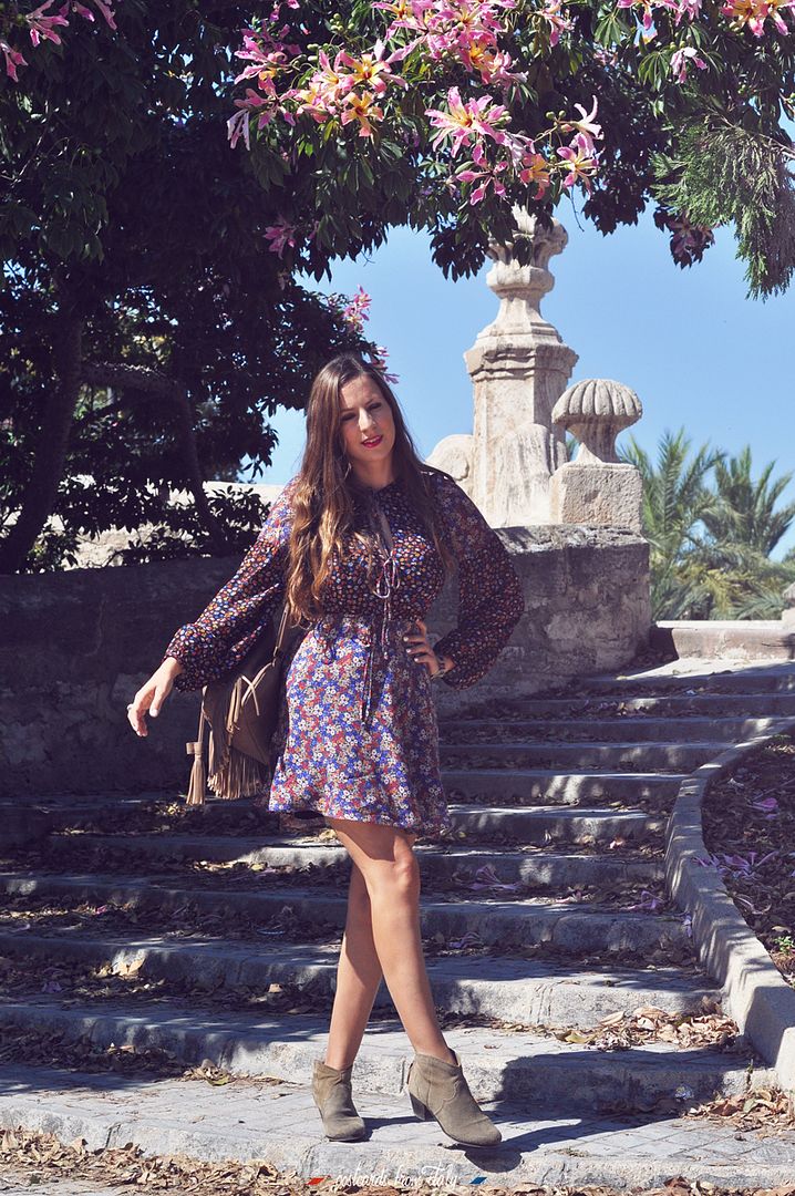 Outfit de vestido de flores estilo boho y botas camperas de Mango