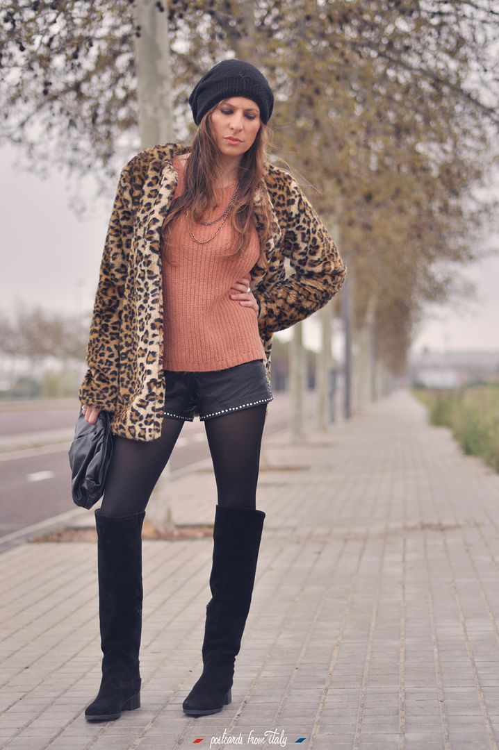 Estilo boho, abrigo de leopardo con botas altas y short polipiel.'