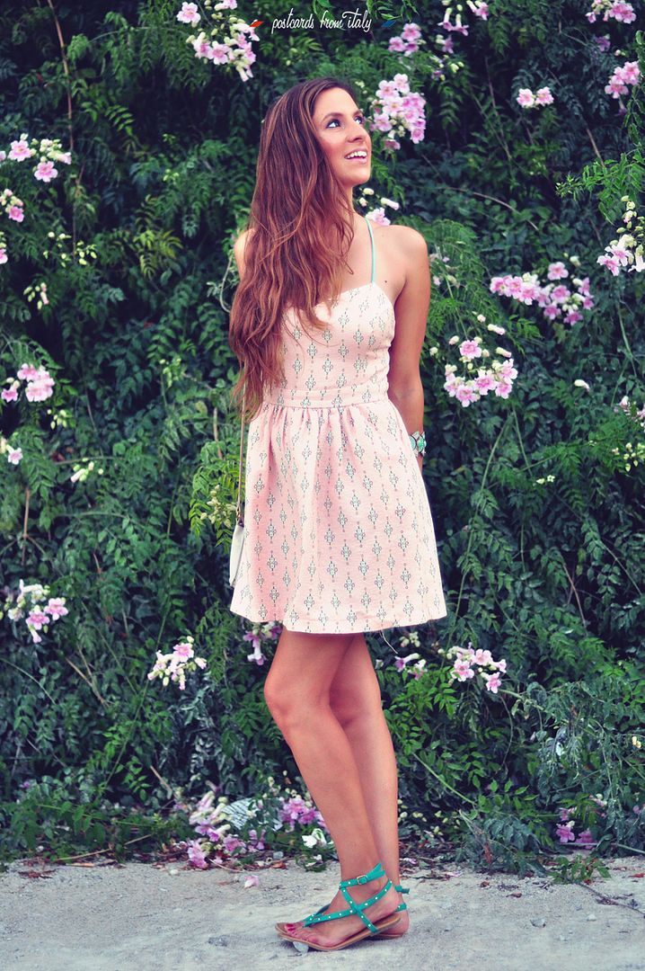 Outfit vestido rosa. Fondo de flores