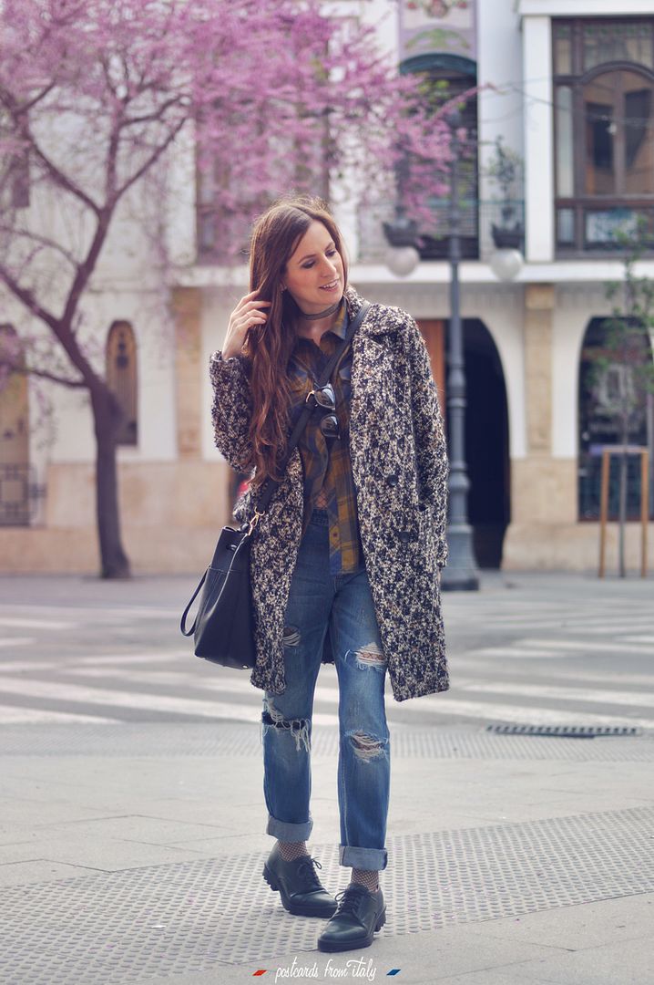 Outfit jeans boyfriend, camisa a cuadros y medias de rejilla (fishnet stocking).