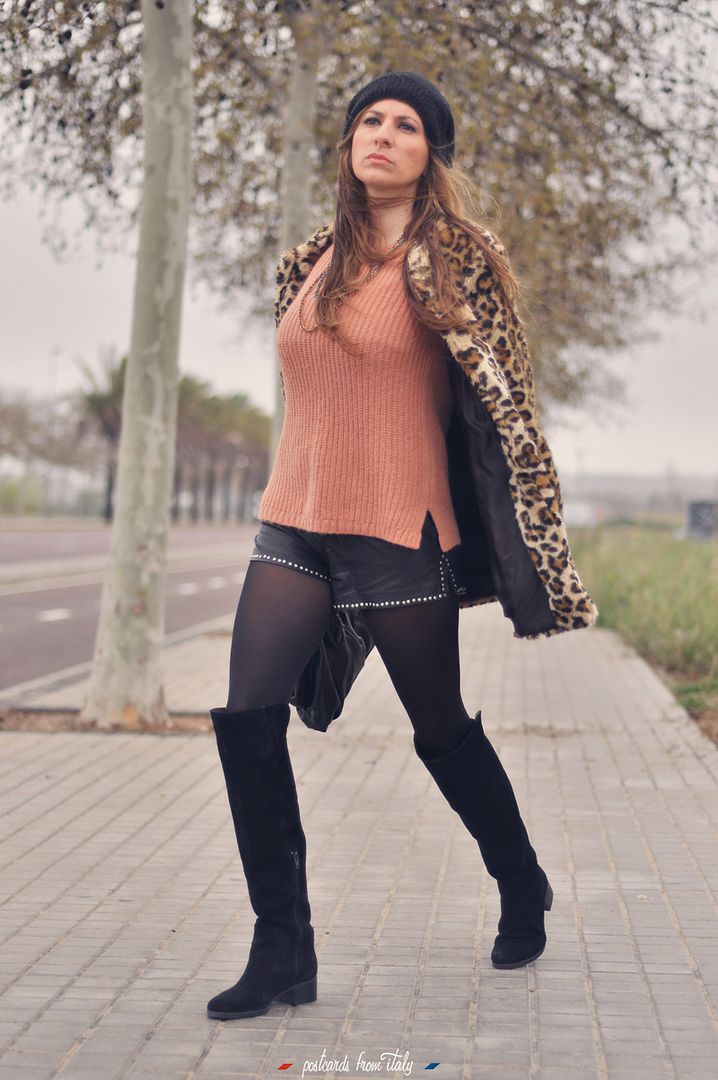 Estilo boho, abrigo de leopardo con botas altas y short polipiel.'
