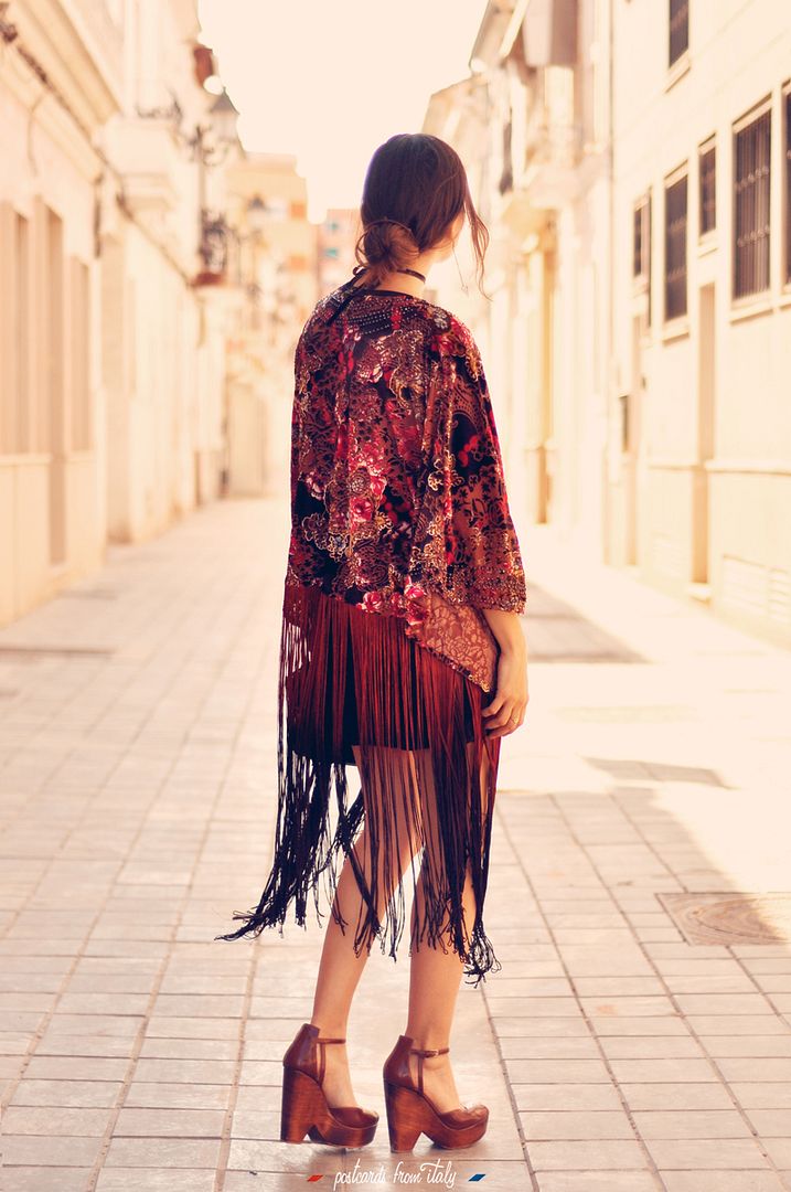 Outfit con kimono de flecos. Fringe Kimono.