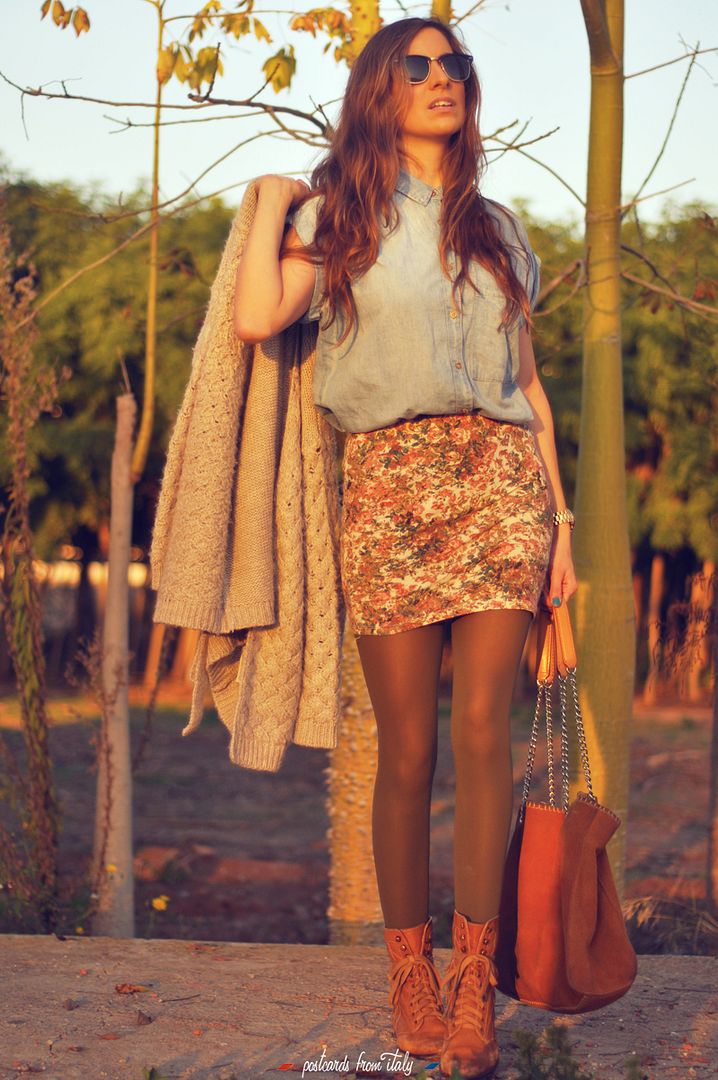 falda y camisa de jeans con botines y jersey de lana '