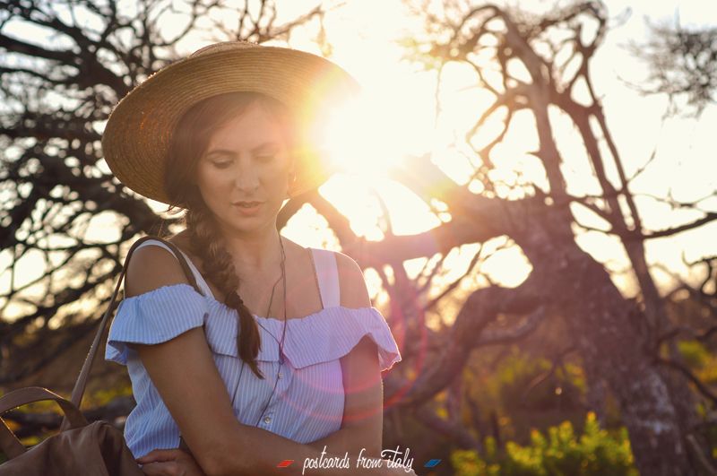Outfit con vestido off the shoulder y canotier