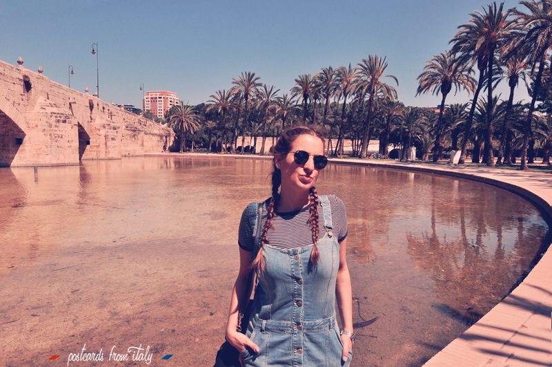 Outfit de peto vaquero con zapatillas stan smith y trenzas boxer