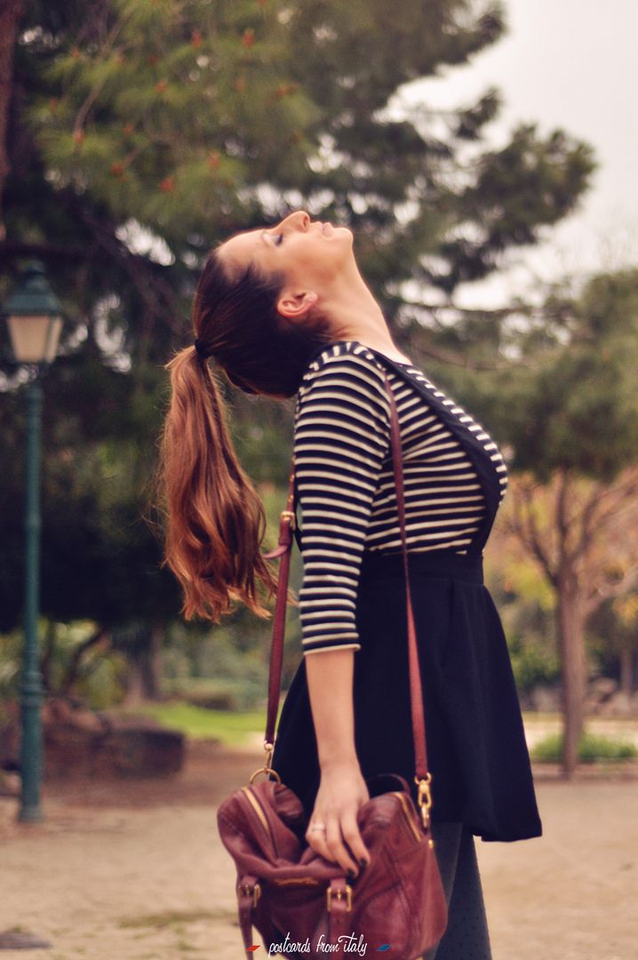 Pichi negro con camiseta a rayas y medias a lunares de calzedonia'