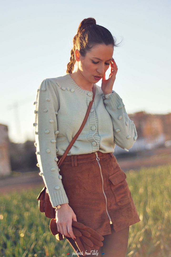 Falnda de ante marrón de pull&bear y jersey de bolitas de pepa loves estilo setentero.'