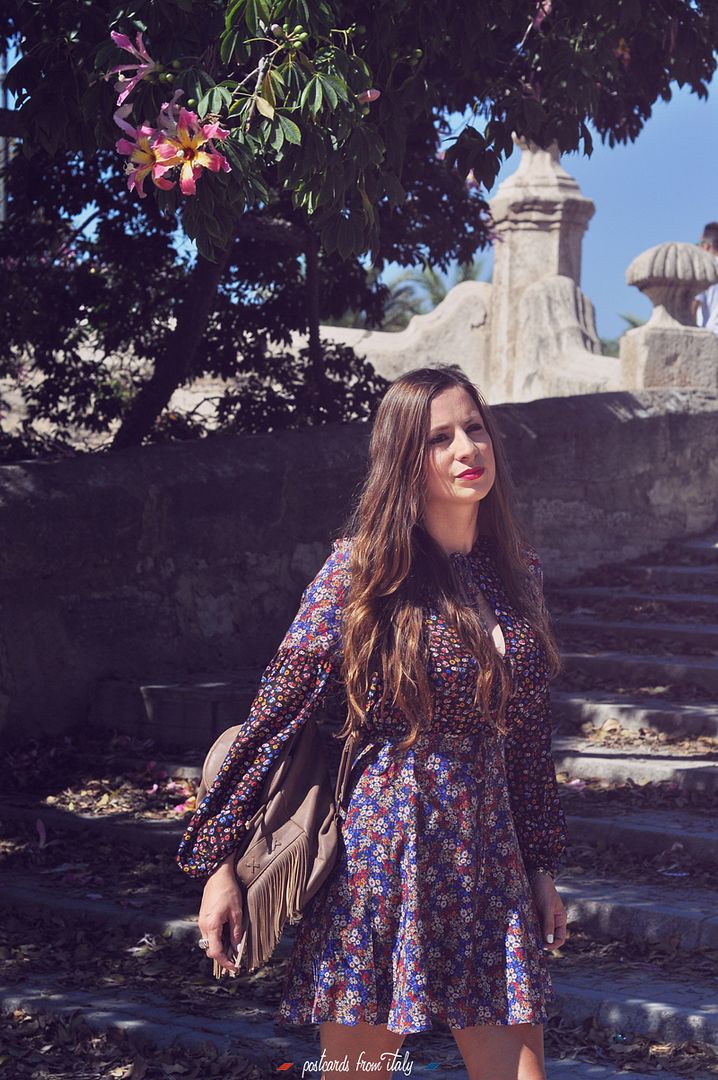 Outfit de vestido de flores estilo boho y botas camperas de Mango
