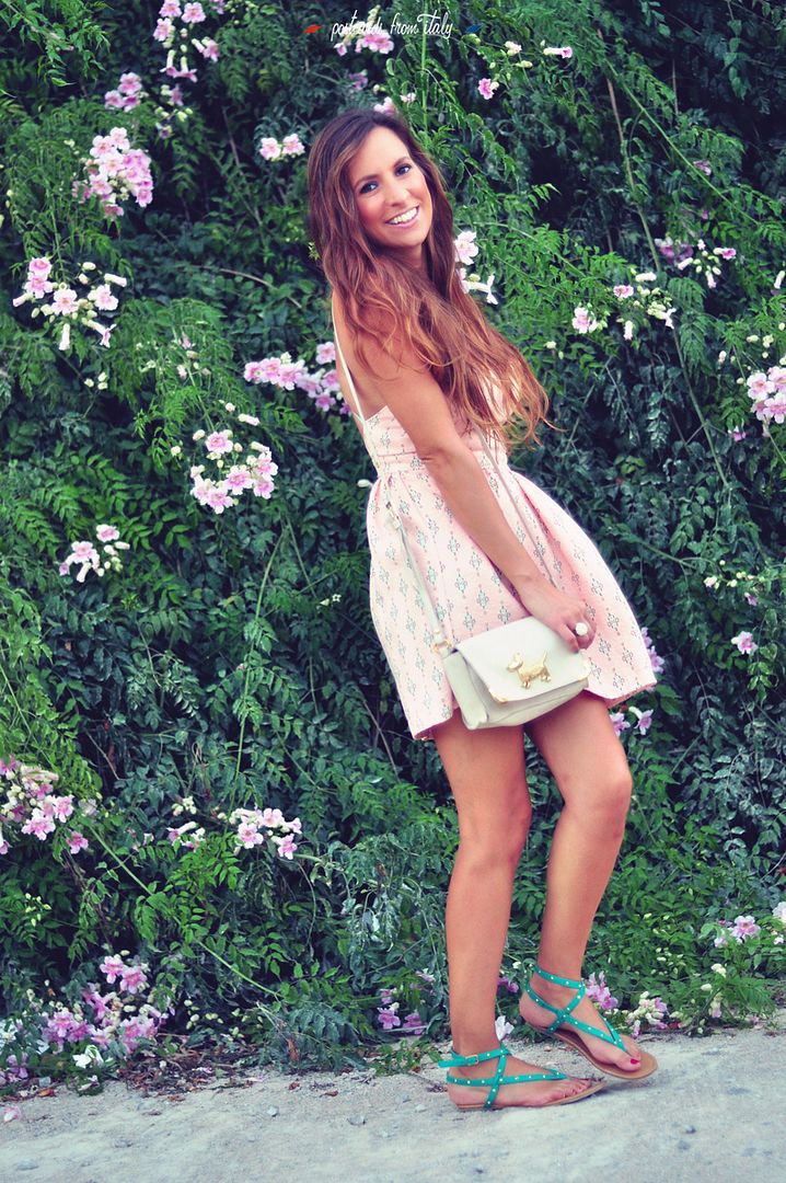 Outfit vestido rosa. Fondo de flores