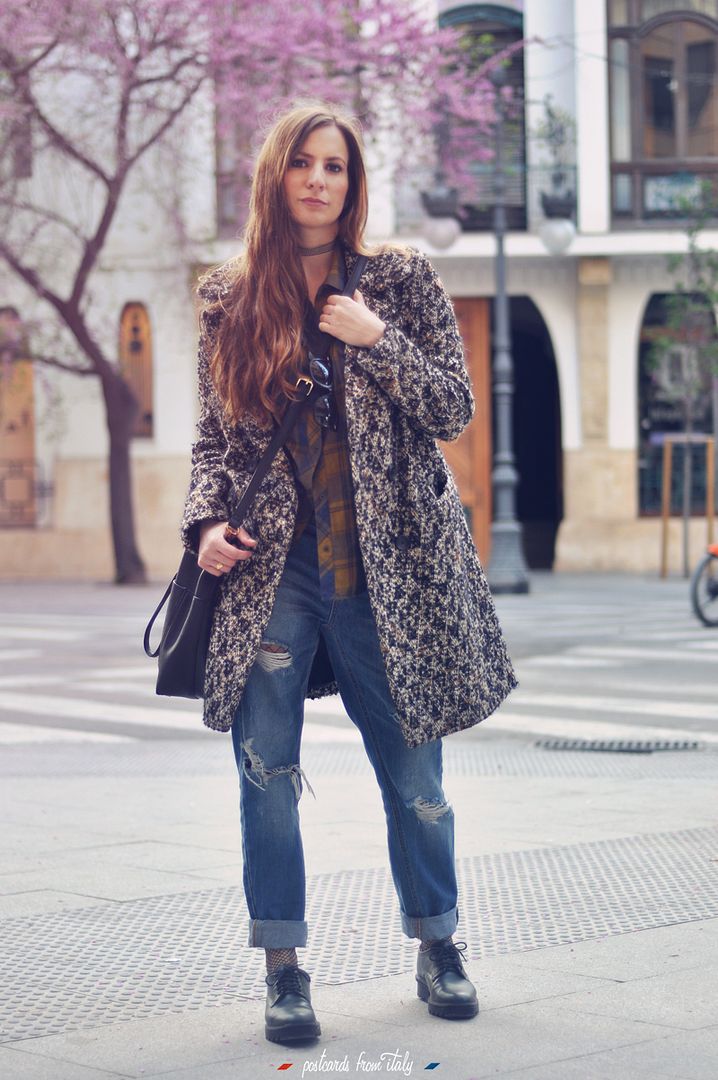 Outfit jeans boyfriend, camisa a cuadros y medias de rejilla (fishnet stocking).