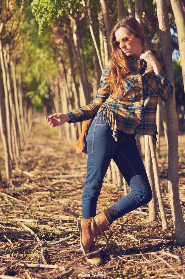 Camisa de cuadros y flecos de Pull&Bear. Gafas Rayban ice pops'