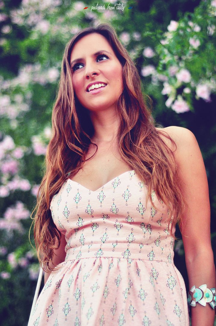 Outfit vestido rosa. Fondo de flores