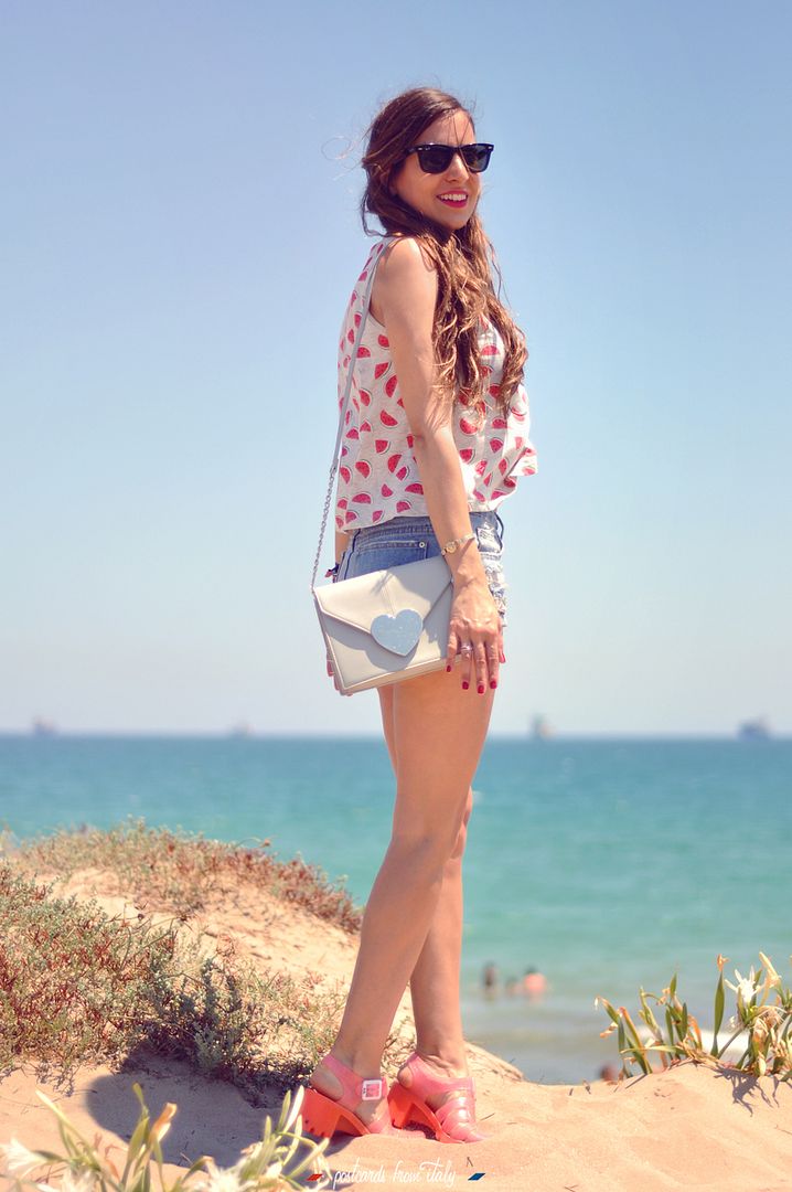 Camiseta de sandias con shorts y cangrejeras. Watermelo t-shirt with shorts and jelly shoes.