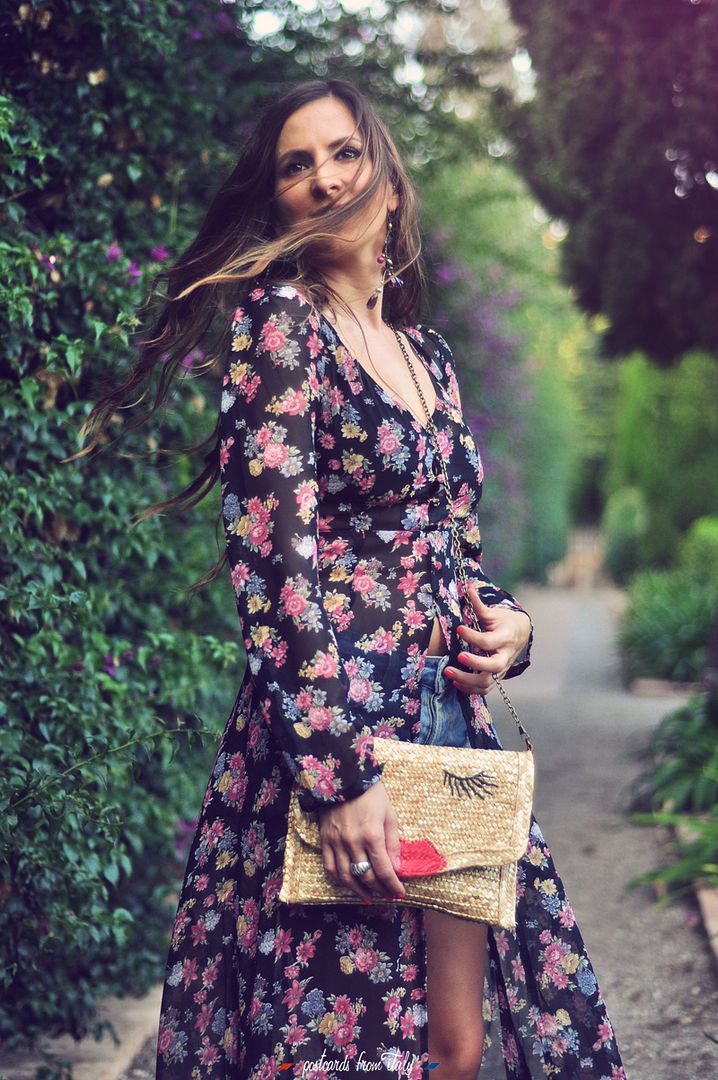 Outfit en el parque con kimono de flores y short vaquero.'