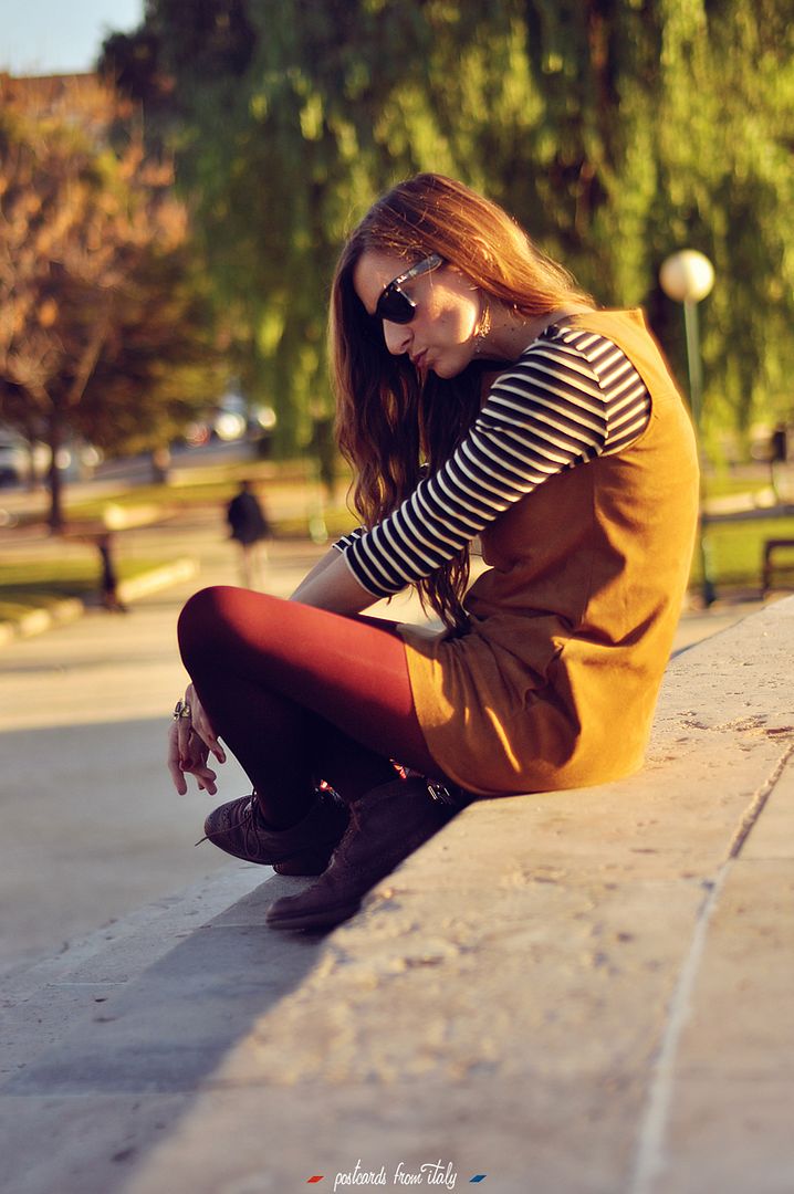 vestido de ante, camiseta de rayas y bluchers picados'