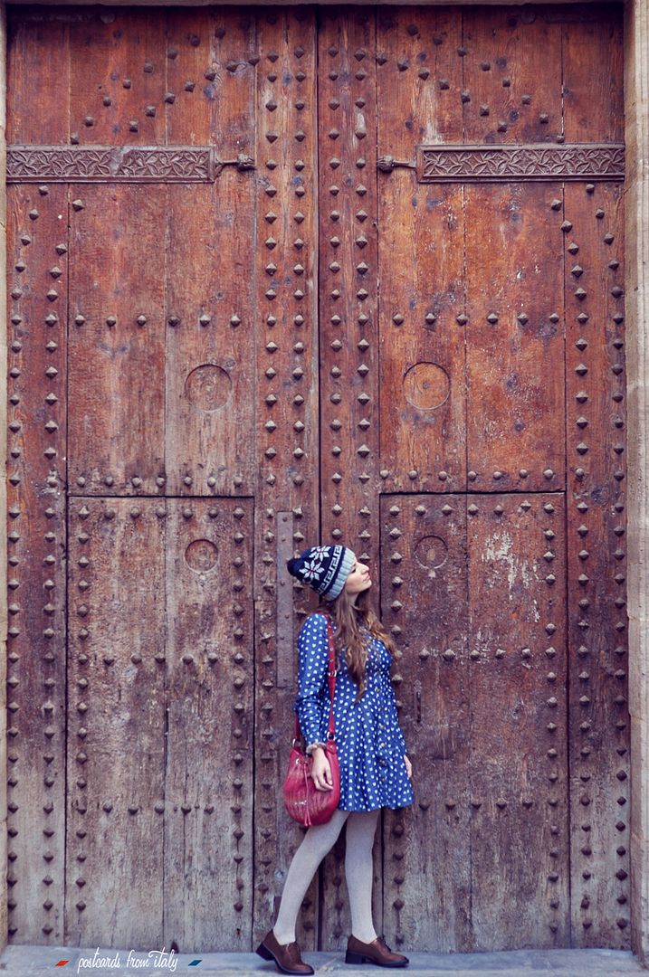 Outfit con vestido cat denim de Minueto y gorro de lana. Denim cat dress of Minueto and woolly hat