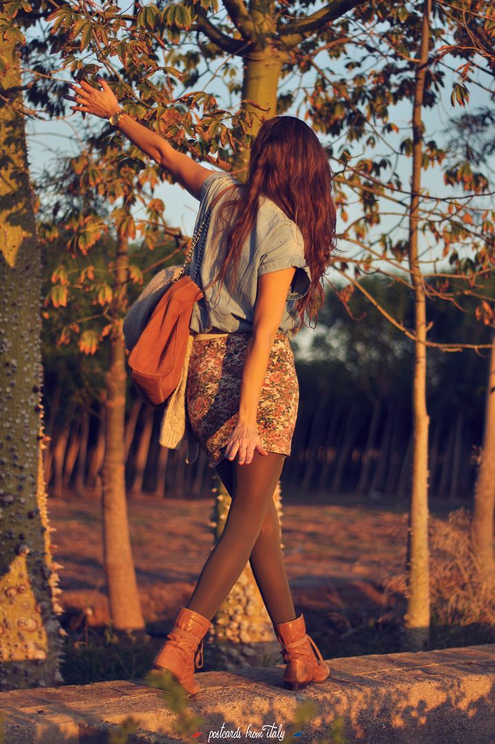 falda y camisa de jeans con botines y jersey de lana '