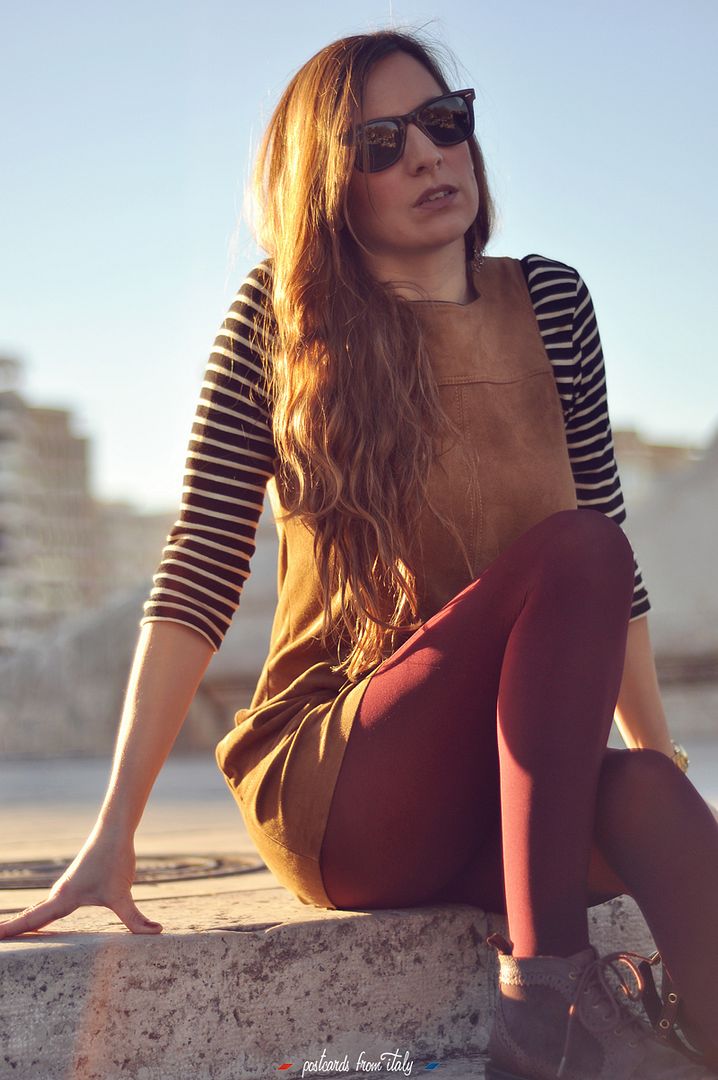 vestido de ante, camiseta de rayas y bluchers picados'