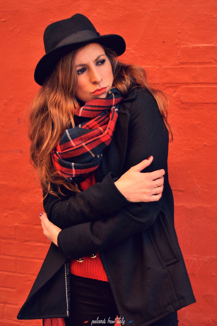 jersey rojo de oysho y vaqueros moteros negros con bufandaa cuadros y sombrero negro '