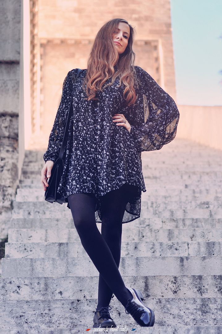 Outfit mono de gasa con medias negras. Gauze playsuit / jumpsuit with black stocking