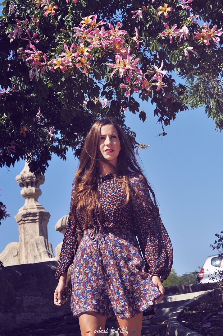 Outfit de vestido de flores estilo boho y botas camperas de Mango