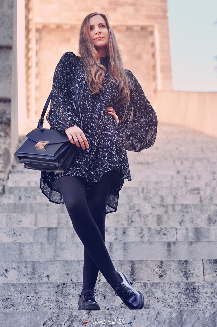 Outfit mono de gasa con medias negras. Gauze playsuit / jumpsuit with black stocking