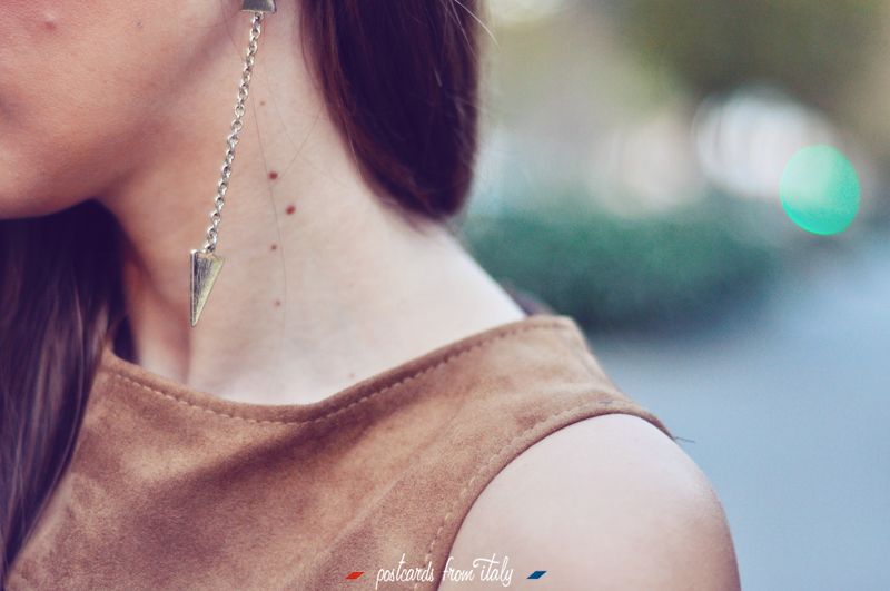Vestido de ante de Zara con bolso de piel de serpiente'