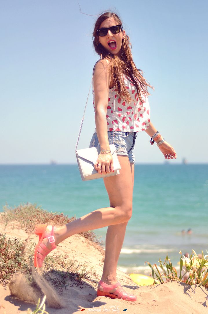 Camiseta de sandias con shorts y cangrejeras. Watermelo t-shirt with shorts and jelly shoes.