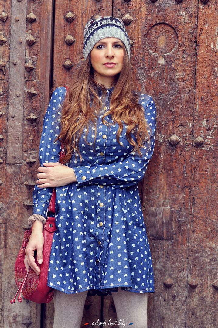 Outfit con vestido cat denim de Minueto y gorro de lana. Denim cat dress of Minueto and woolly hat