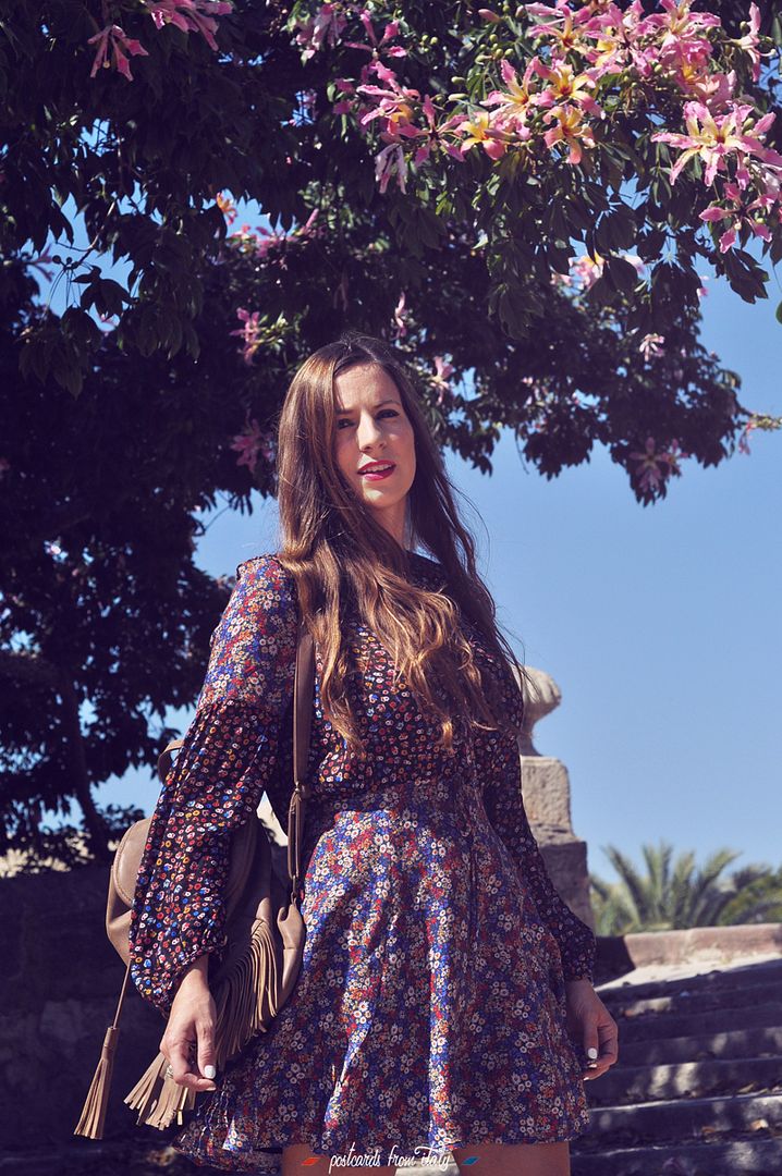 Outfit de vestido de flores estilo boho y botas camperas de Mango